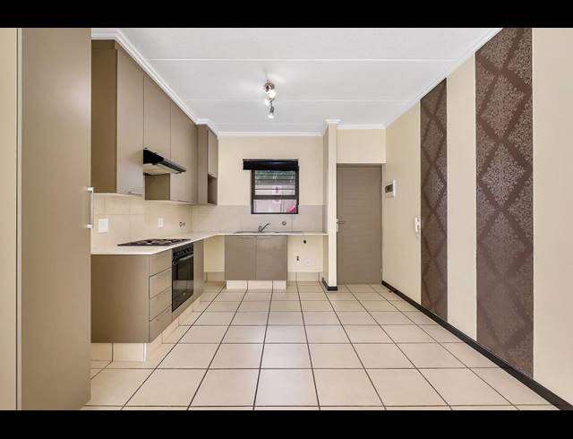 2 BEDROOM APARTMENT FOR SALE IN BRYANSTON
